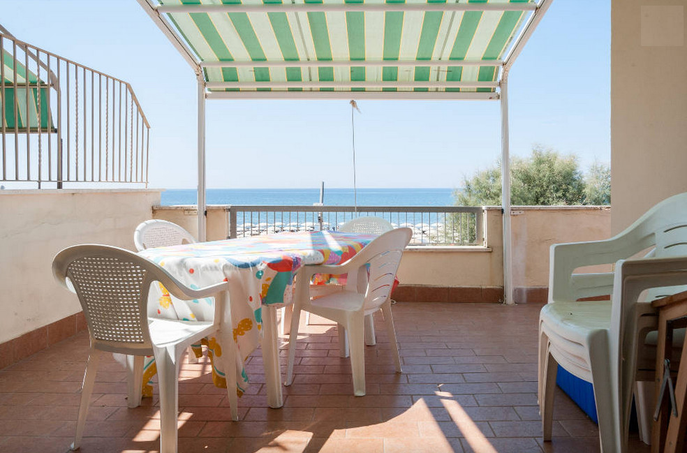 OVERLOOKING THE SEA - holiday homes